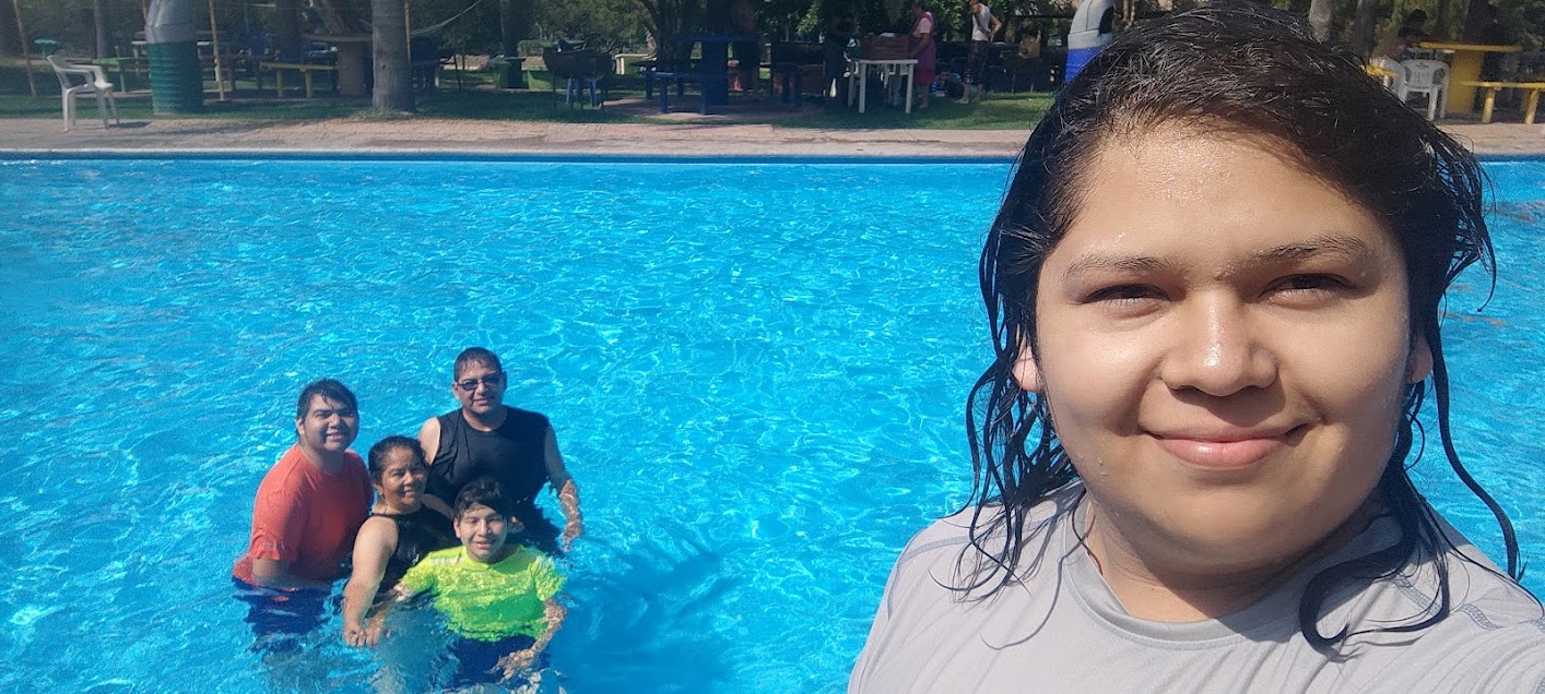 Familia en la alberca